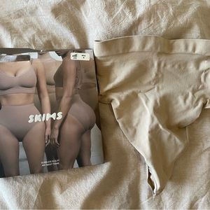 Skims seamless sculpt mid waist thong